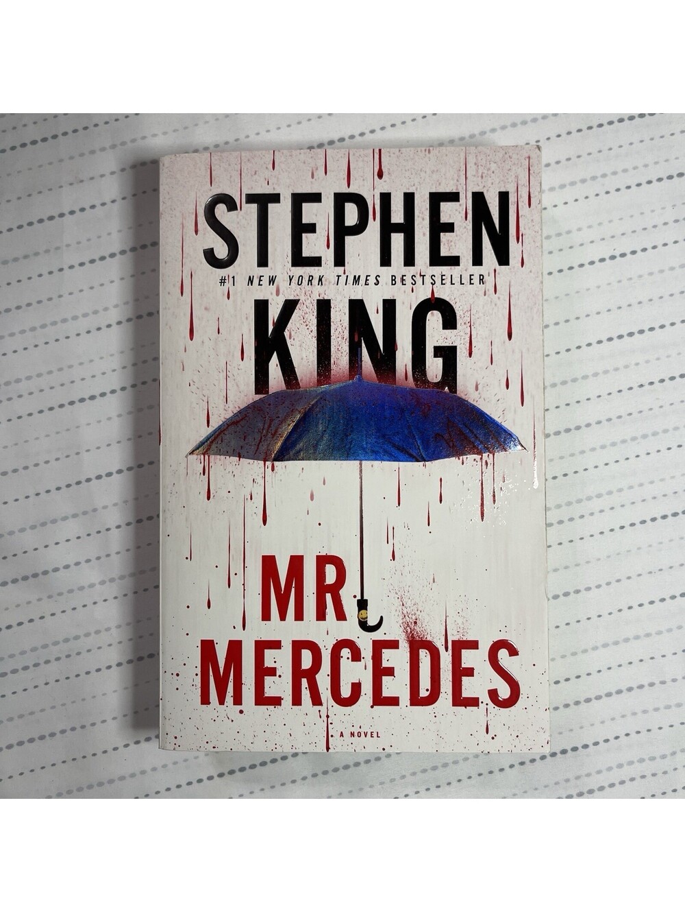 Mr. Mercedes: A Novel (The Bill Hodges Trilogy) - First Ed.Paperback - VERY GOOD
